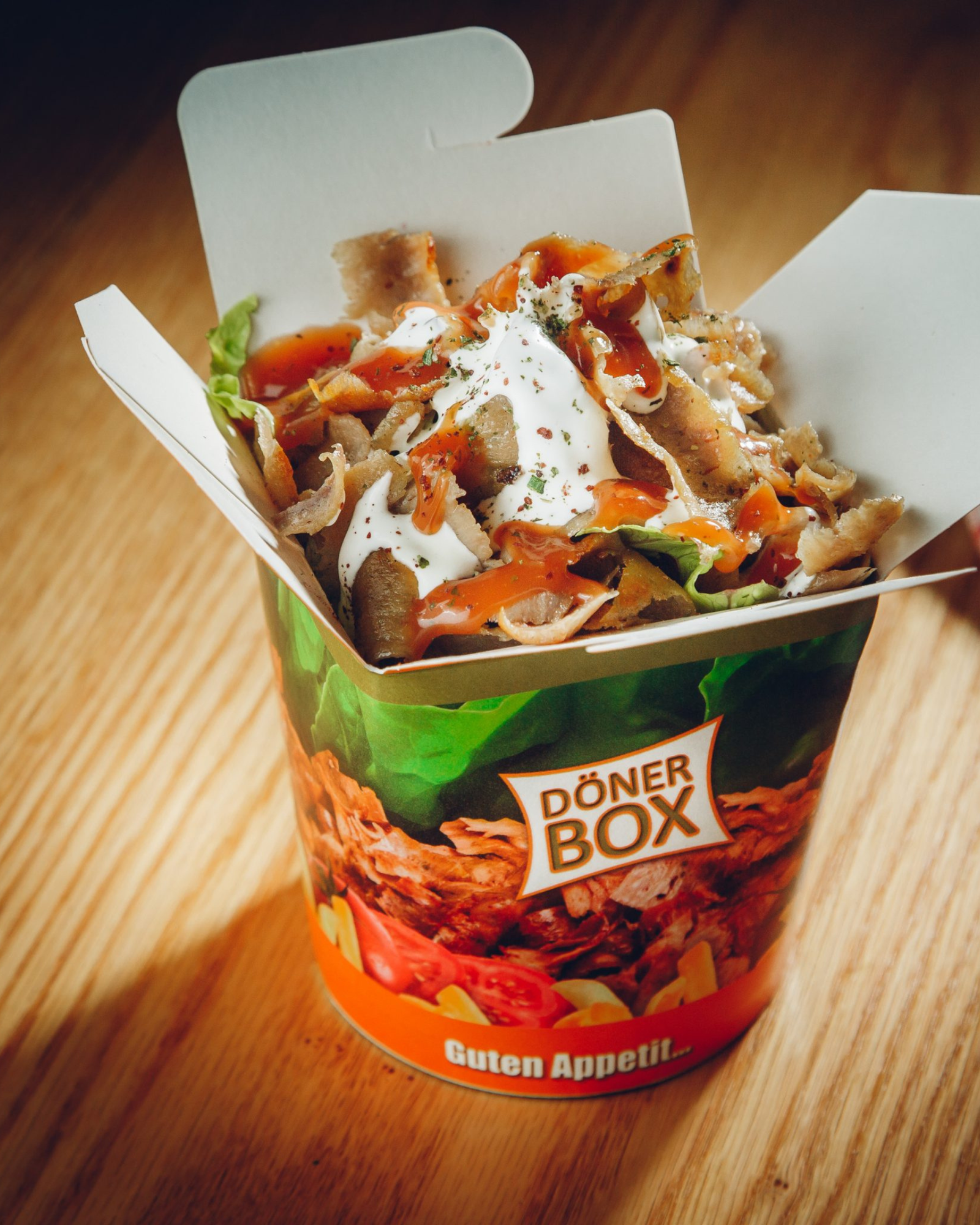 Box Menü – Kebab-Box mit Fleisch, Pommes oder Reis, Sauce nach Wahl, 1 Gratisgetränk